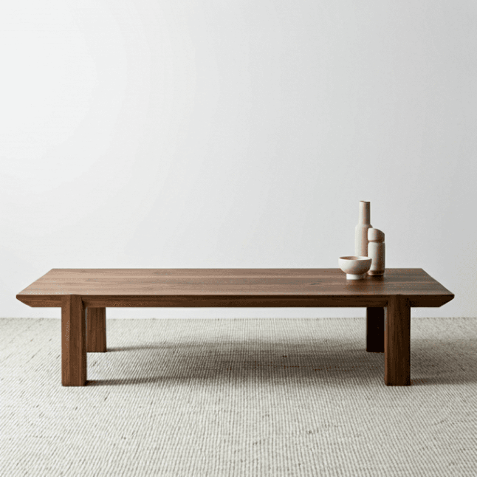 Portafolio de Ridge and Grain con muebles artesanales de nogal en un interior premium.