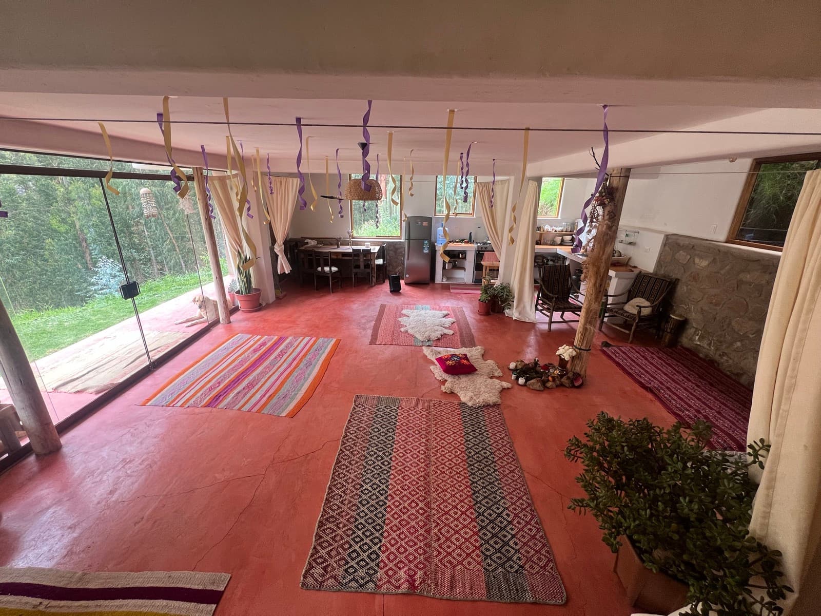 Interior de Valley Together con luz natural calida y detalles del espacio para encuentros.